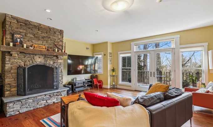 Waterbury Center Casa | Cody's Clubhouse: 3 br, wood fireplace, firepit & deck