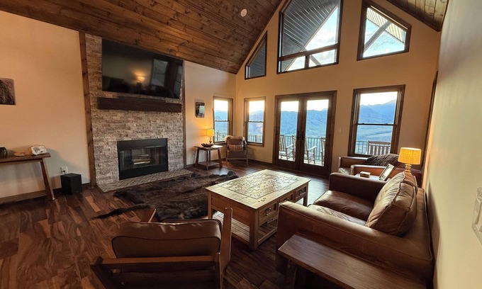 Wapiti Casa | Cody WY Yellowstone Luxury Mountain Escape - 3 Bed 2 Ba Amazing Mountain Views