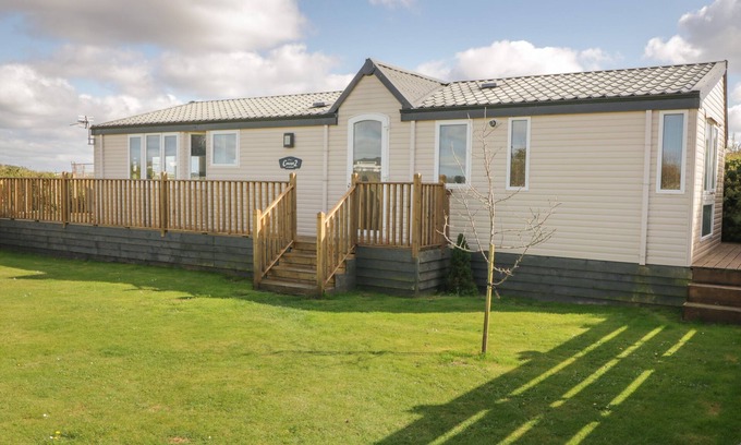 Trearddur Bay Cabaña | COED LLAI LODGE, pet friendly, with a garden in Trearddur Bay