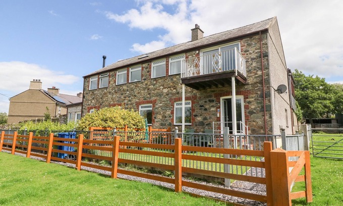 Groeslon Cabaña | COED Y GLYN BACH EQUESTRIAN, pet friendly, with a garden in Penygroes