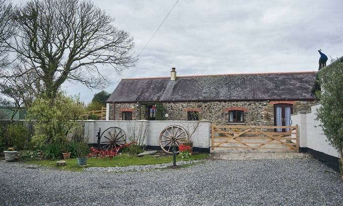 Llangynin Casa | Coedllys Uchaf Cottage, Rural cottage with swim-spa and sauna