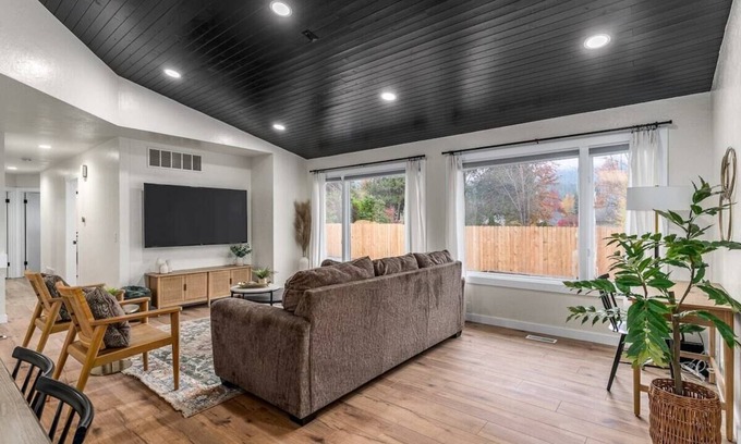 Graystone Casa | Coeur d'Alene Getaway I Quiet Neighborhood!