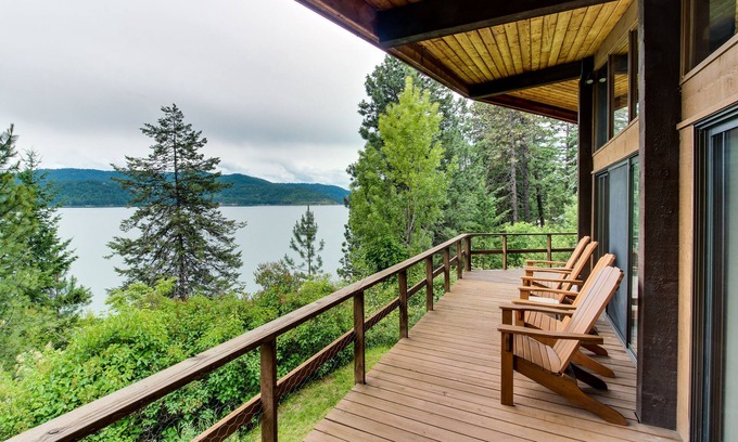 Coeur d'Alene Cabina | muelle privado, vistas de Coeur d'Alene en esta cabaña frente al lago