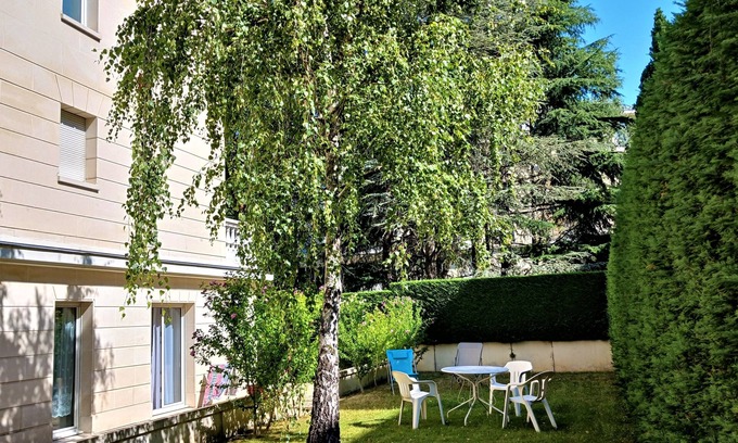 Le Plessis-Robinson Apartamento | Coin de Verdure à 6 km de Paris et 15 mn. Centre de Paris - RER Direct à 200 m