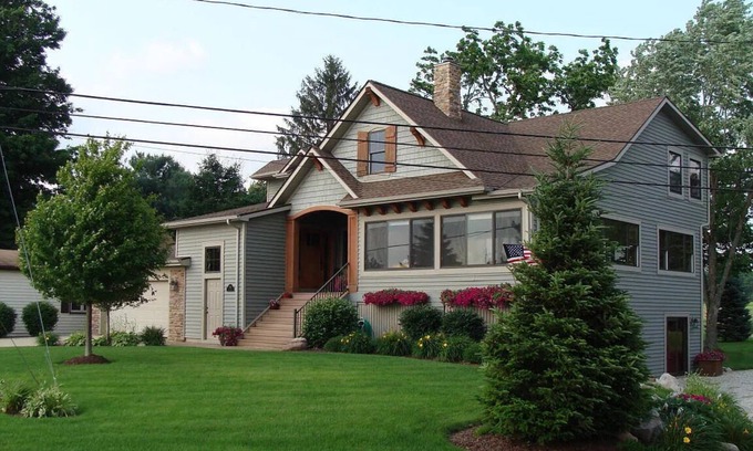 Coldwater Casa | Coldwater Lake Spacious Lake Drive Getaway