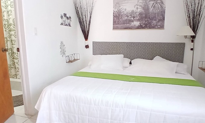 Cole Bay Apartamento | Cole Bay - Chic 1-bedroom furished apartment in walking distance to Simpsonbay