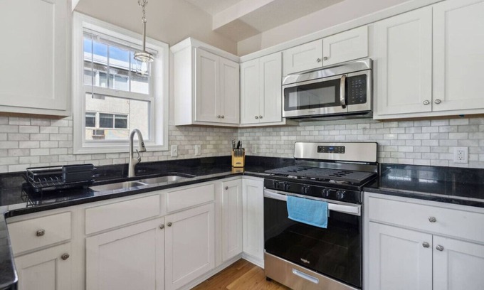 East Isles Casa | Colfax Flat 5BR 3.5BA Apartment near Uptown
