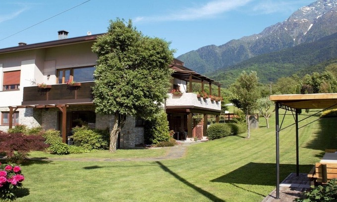 Colico Apartamento | Colico: villatrecariole x 4 adultos + 1 bebé con vista a la piscina, a la montaña y al lago