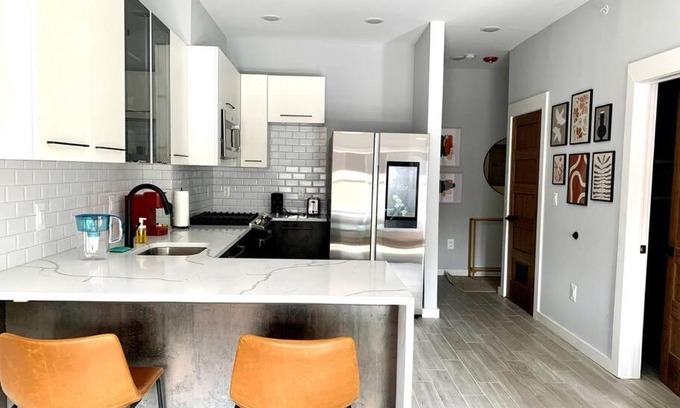 Newark Apartamento | Collect3 2BR 1BA Close to Train and NYC
