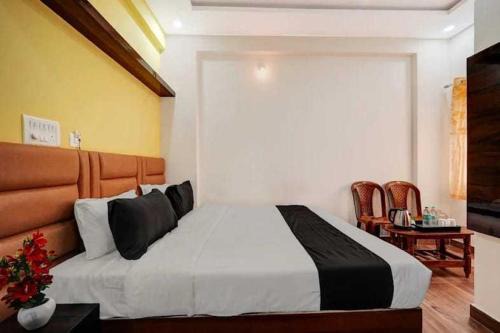 RR Nagar Hotel | Collection O UTSAV GRAND