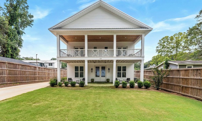 Pickwood Casa | College & Mimosa House in Downtown Auburn, less than 1 mile to Toomer's