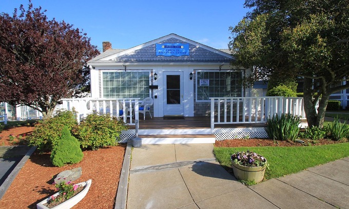 West Yarmouth Hotel | Colonial Acres Resort