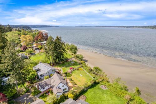 Langley Casa | Colonial Bluff House Above the Sea by AvantStay