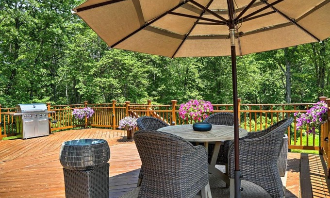 Monroe Casa | Colonial-Style Warwick Retreat - 1 Hour to NYC!