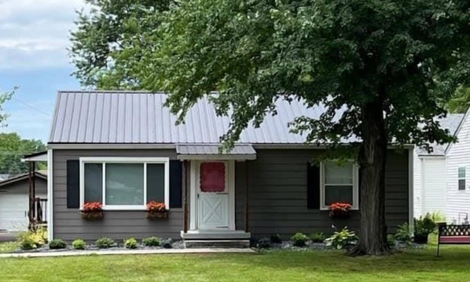 Jeffersonville - Clarksville Casa | Colonial Village Retreat 2BR