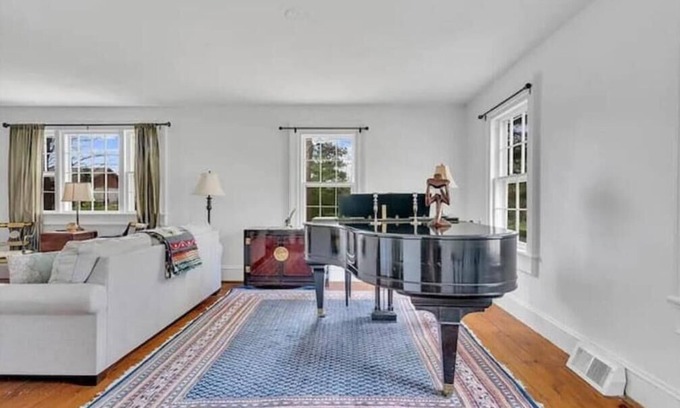 Newtown Casa | Colonial yellowhouse
