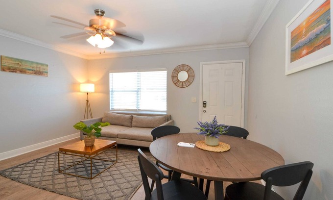 Virginia Park Apartamento | Colorful 2BR by Virginia Park w/Work Desk + Garden