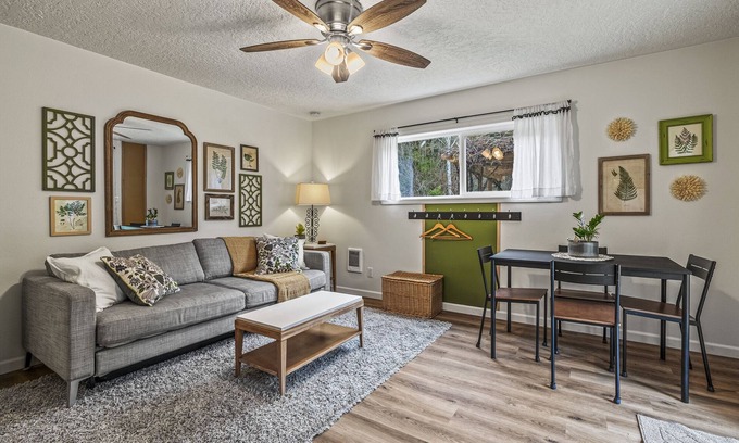 Sherwood - Tualatin North Apartamento | Colorful and Fun Getaway for Four - Unique Northwest Vacation Rentals