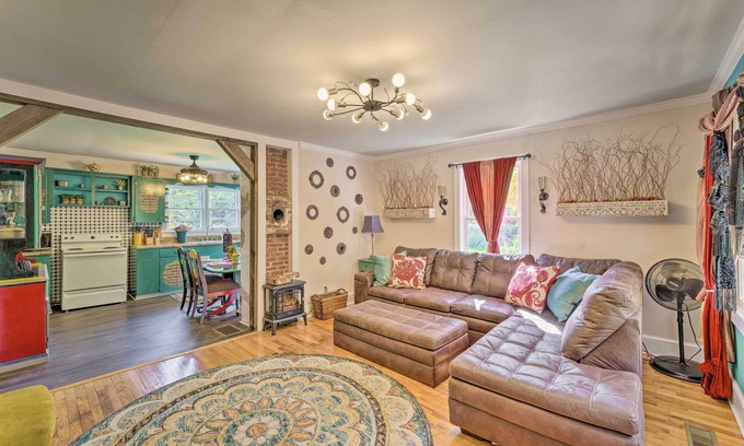 Bakersville Cabaña | Colorful Bakersville Cottage: Views, Pets Allowed!