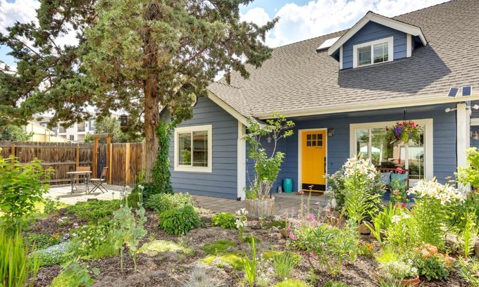 Mountain View District Casa | Colorful Bend Home with Yard and Fire Pit!