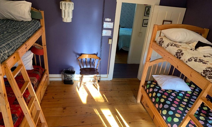 Rowe Cama Y Desayuno | Colorful Bunk Bed Room, Cozy Farmhouse Retreat - Purple Dorm
