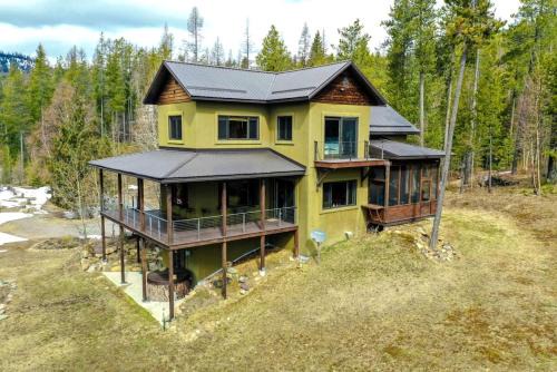 Columbia Falls Casa | Colorful Cabin with Hot-Tub, Game Room and Gym in Montana