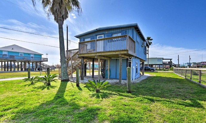 Surfside Beach Casa | Colorful Cottage - 1 Mi to Surfside Beach Access!