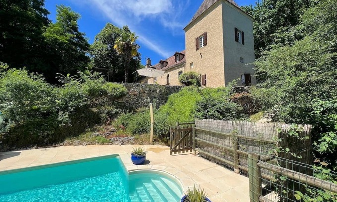 Puy-l'Eveque Casa | Colorful country house with spacious garden, extra-large pool and forest
