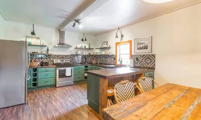 Tunnel Hill Cabaña | Colorful Designer Farmhouse - Dalton/Chattanooga