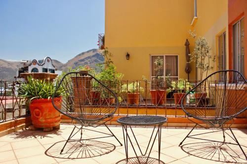 Barrio de La Presa Apartamento | Colorful family condo with terrace and free parking