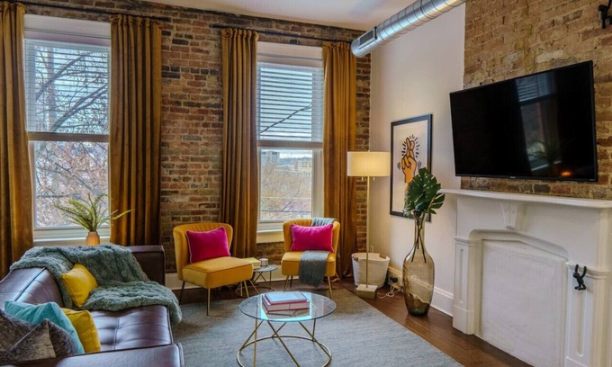 Mount Auburn Apartamento | Colorful Oasis | Mulberry