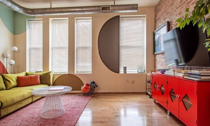 Downtown Baltimore Apartamento | Colorful & Quirky 2-BR Loft w/Private Deck | MICA, JH & UMMC