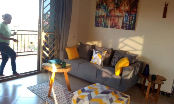 Bukoto Apartamento | Colorful, spacious artistic home