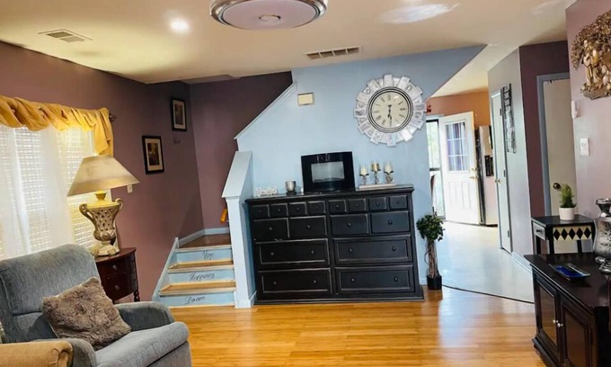 North Philadelphia West Casa | Colorful spacious 3 bedroom house near center