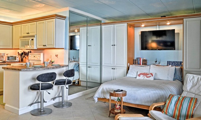Virginia Beach Apartamento | Colorful Virginia Beach Studio - Steps to Beach!