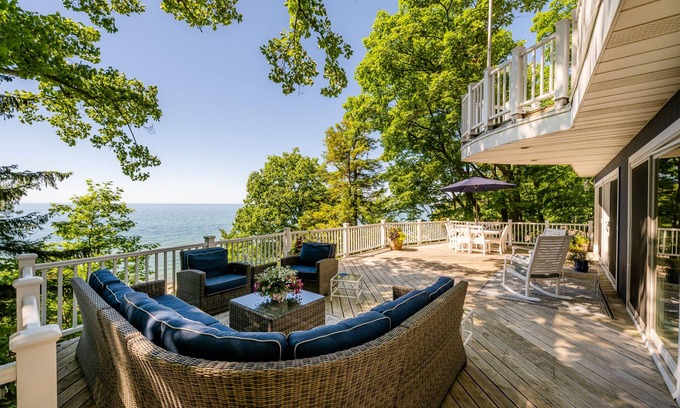 Shorewood-Tower Hills-Harbert Casa | Amplia casa a orillas del lago Michigan con playa privada!