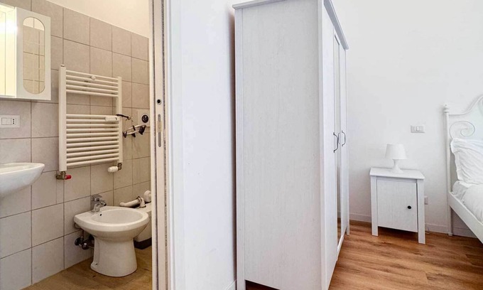 Garbatella Apartamento | Colosseum is only 5 minutes away by metro while the Vatican can be reached in 15 minutes