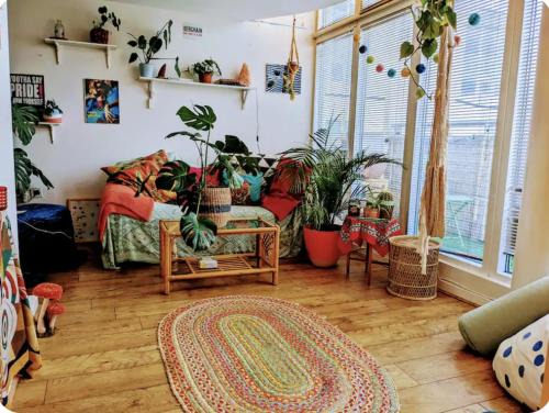 The Docks Casa | Colourful en-suite room in a penthouse on the docks!