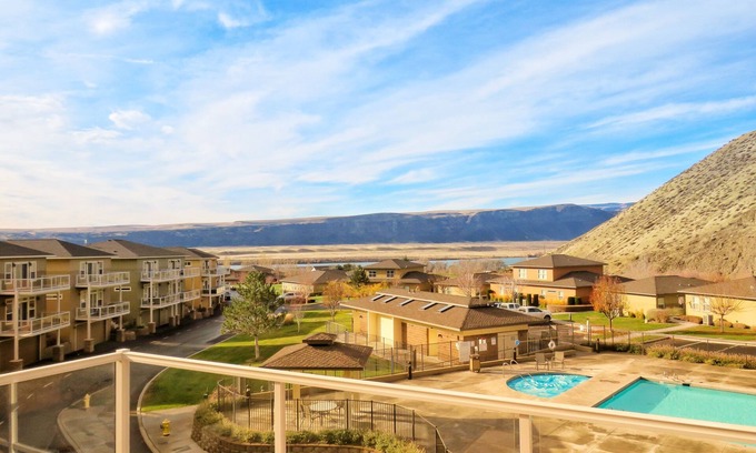 Quincy Casa | !!Columbia Canyon Poolside Paradise!! Book now for summer! UNLIMITED FREE GOLF!