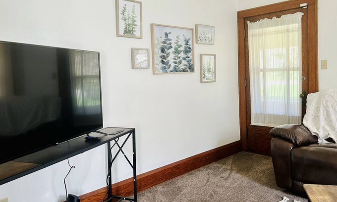 Dover Casa | Columbia Getaway. Large home for family fun.