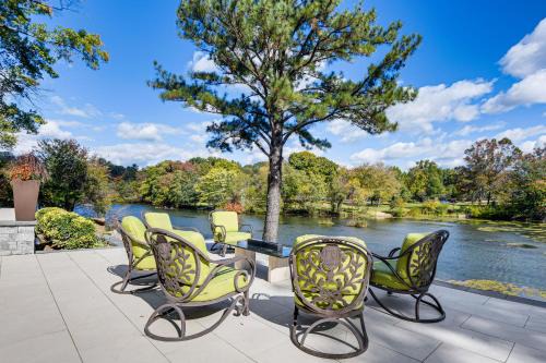 Columbia Apartamento | Columbia Lakefront Escape Serenity Room and Patio