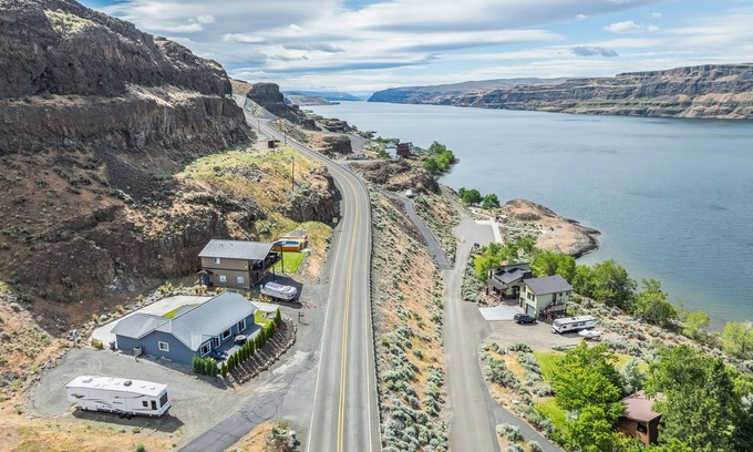 Sunland Estates Casa | Columbia River views | Close to The Gorge | Dogs OK