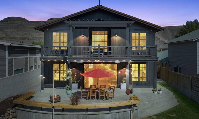 Sunland Estates Casa | Columbia river waterfront in Sunland minutes from the Gorge Amphitheatre.