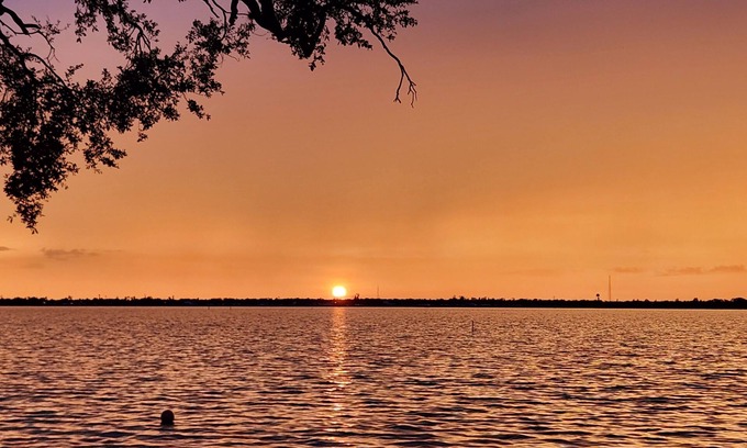 Edgewood Apartamento | Come and enjoy the beautiful water views and watch the amazing sunsets nightly!