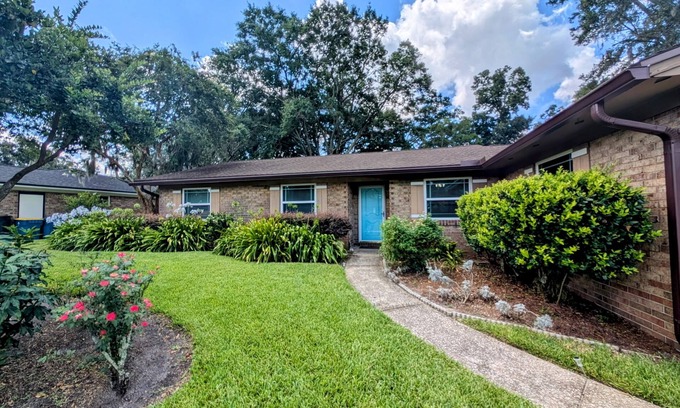 East Arlington Casa | Come and enjoy your stay at our home on the 18th hole of Blue Sky Golf Club.