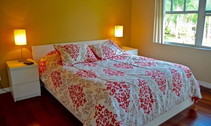 Mission Bay Apartamento | Come cozy up in this West Boca Raton apartment overlooking the pool