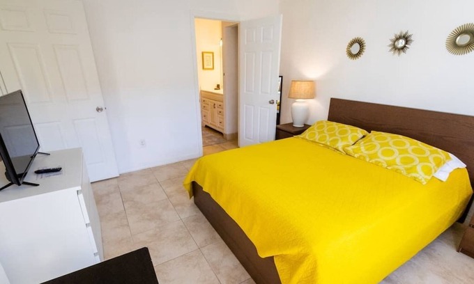 Boca Raton Apartamento | Come cozy up in this West Boca Raton apartment