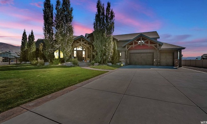 Farmington Otro | Come enjoy our cabin farmhouse! Hot tub, seasonal pool, horses and boarding.