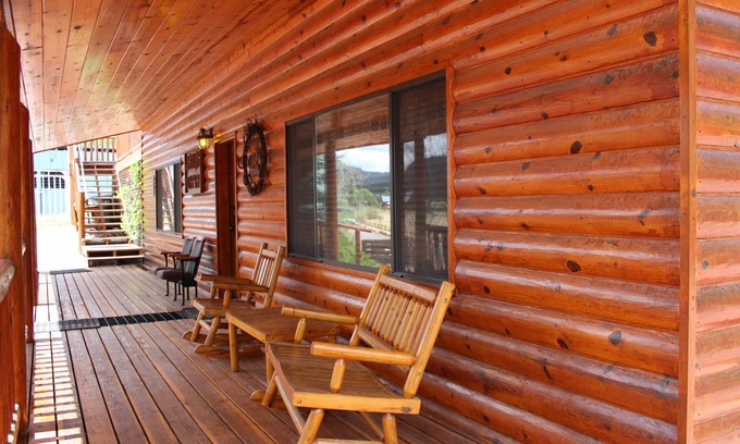 Greer Cabina | Ven a disfrutar de la vista desde Grey Meadow y el río Little Colorado desde esta terraza