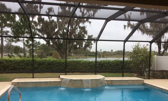 Antrim Dells Villa | Venga a disfrutar de esta hermosa villa 3/2 con piscina y privacidad. Incluye WiFi GRATIS !!